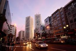 Image du Maroc Professionnelle de  Le Casablanca Twin Center est situé sur le Boulevard Zerktouni, ce quartier fait partie du centre moderne de la ville,  Samedi 10 Février 2007. (Photo / Abdeljalil Bounhar) 